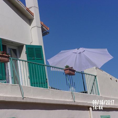 Stud Terras Ville Corniche 2 Pers Stat Gratuit Rue Modif Suivt Possib Et Accord Exclusif Marseilles Exterior foto