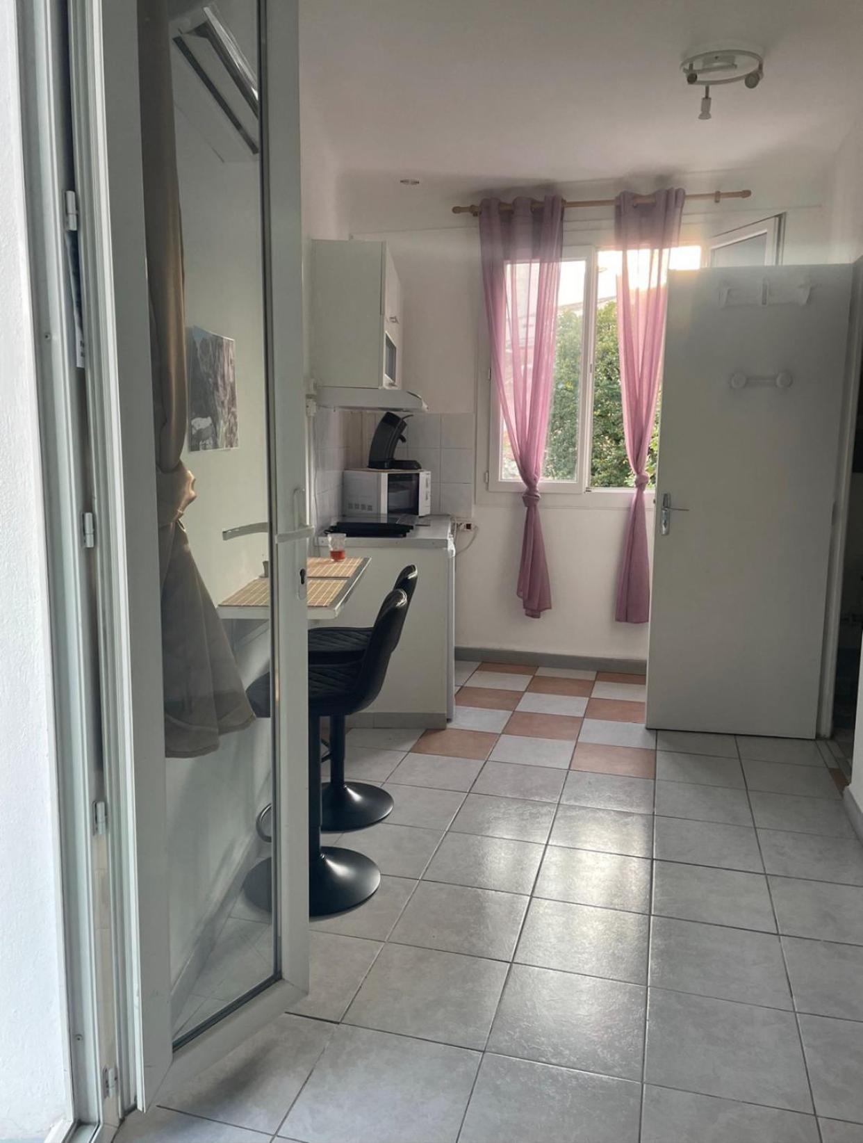 Stud Terras Ville Corniche 2 Pers Stat Gratuit Rue Modif Suivt Possib Et Accord Exclusif Marseilles Exterior foto